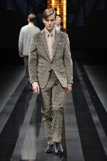 completo-fantasia-con-camicia-e-cravatta-tono-su-tono