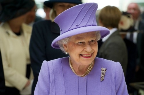 regina-elisabetta-con-cappello-viola