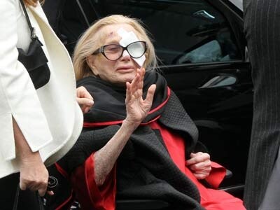 sandra mondaini distrutta al funerale del marito
