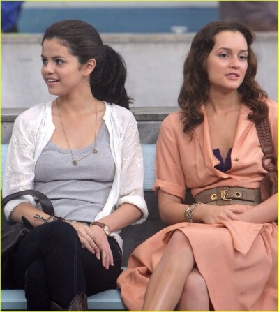 selena-gomez-leighton-meester-sedute