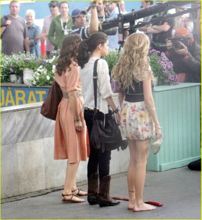 selena-gomez-leighton-meester-set-monte-carlo