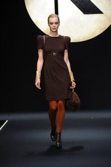 abito-marrone-con-spalle-rinforzate