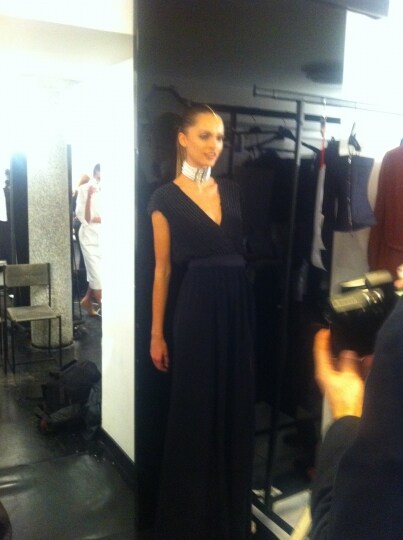 una-modella-posa-per-i-fotografi-nel-backstage