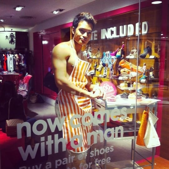 uomo-in-vendita-con-un-paio-di-scarpe