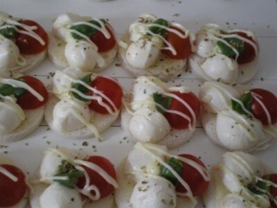 babbo-natale-con-pomodori-e-mozzarella-e-origano