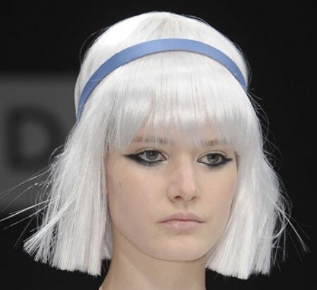 make up lunare con pelle bianca e una virgola nera sugli occhi