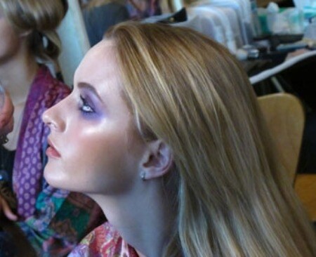 polvere di luna sugli zigomi per illuminare il make up