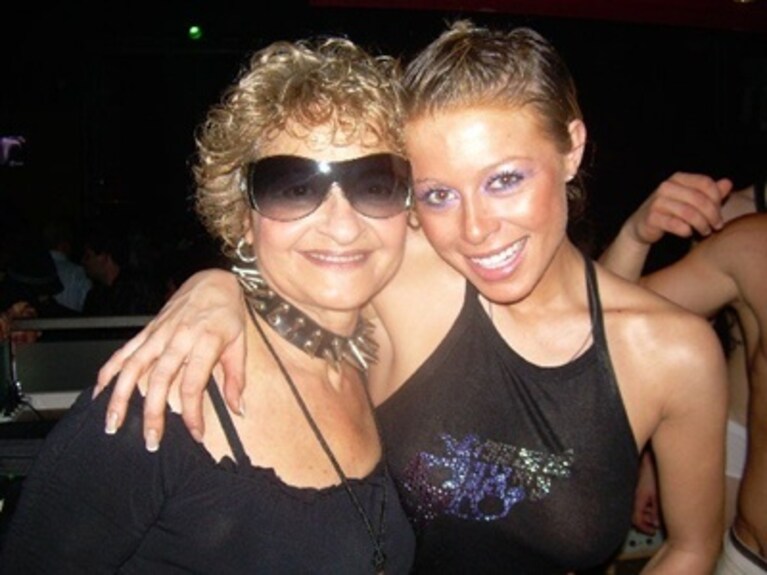 Angela troina in compagnia in discoteca