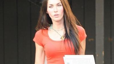 il dimagrimento di Megan Fox, ritratta mentre esce da un locale di Los Angeles