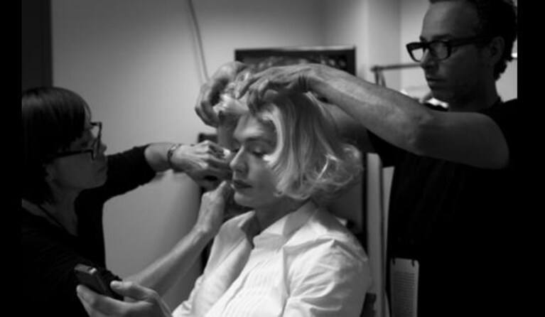L'attore truccato in versione donna