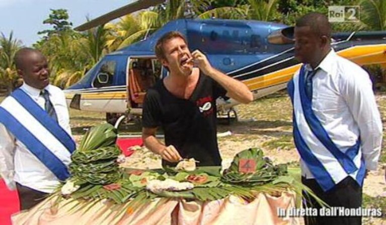 Il principe Emanuele Filiberto mentre affronta la prova ricompensa sull'Isola dei Famosi 8
