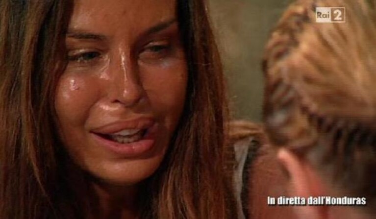 Nina in lacrime perdona in diretta tv Fabrizio Corona per aver preso il figlio Carlos senza permesso