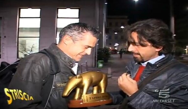 L'inviato di Striscia la Notizia Valerio Staffelli consegna il tapiro d'oro ad Edoardo Costa