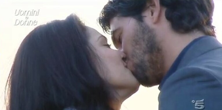 bacio tra alessandra e gianfranco