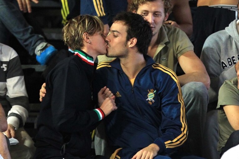 Luca e Federica si baciano
