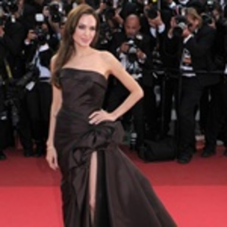 La Jolie in nero sul red carpet