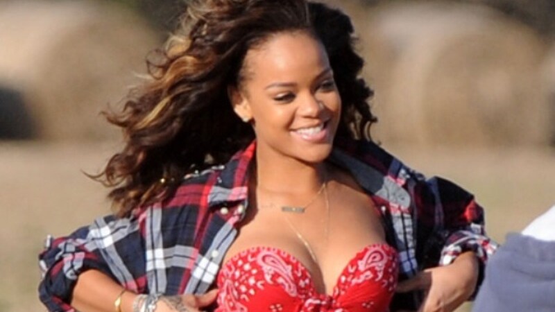 La cantante Rihanna durante le riprese del suo nuovo video in Irlanda