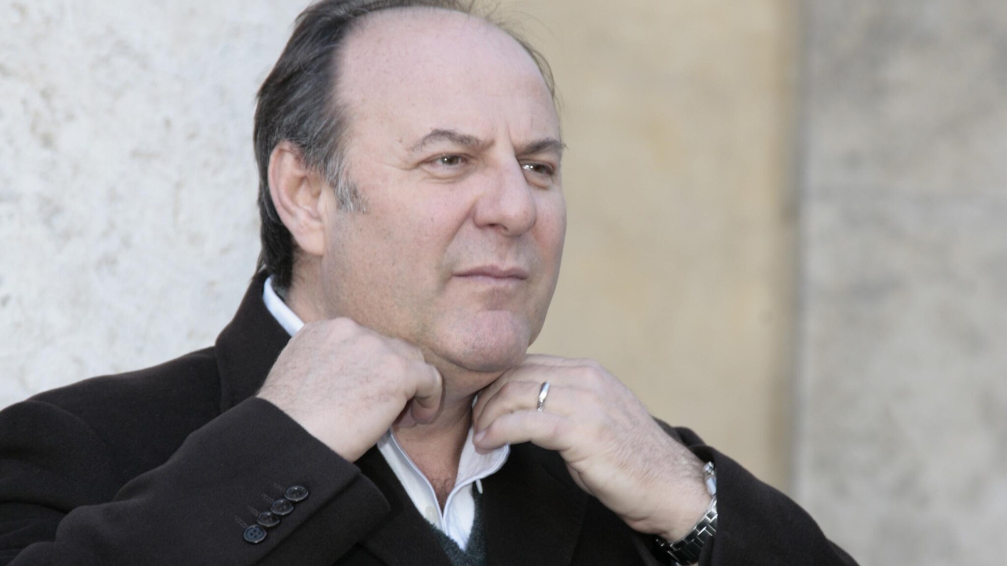 Tentato furto nell’appartamento milanese di Gerry Scotti. Quattro uomini, non ancora identificati, hanno cercati di entrare nell’abitazione appena acquistata dall’uomo