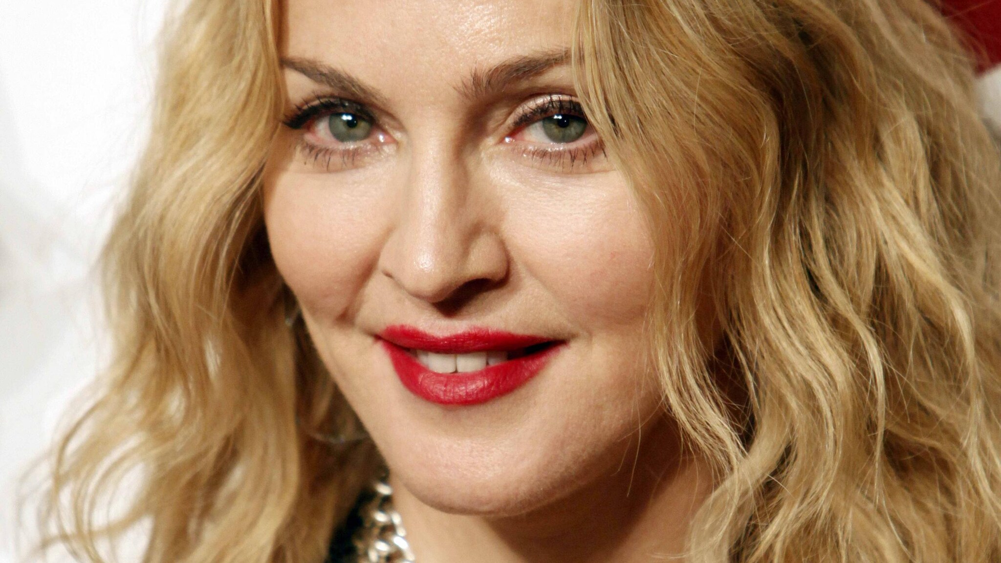 La pop star Madonna si è trovata a dover far fronte con una serie di scatti rubati che la mostrano in lingerie