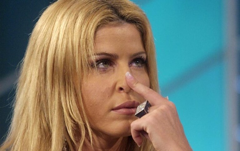 Loredana con la mano sul naso