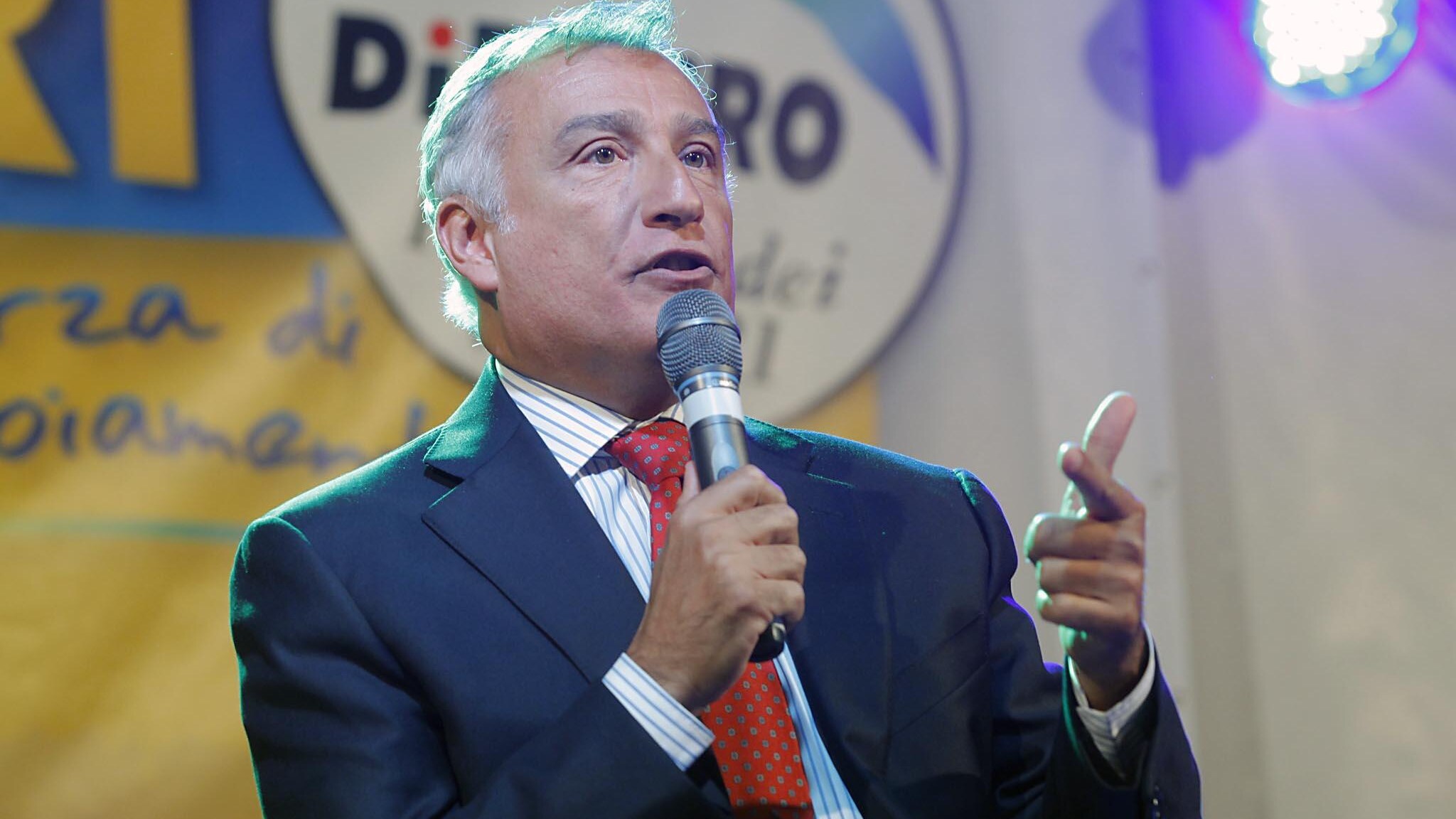 Enrico Lucci, uno tra gli inviati più celebri del programma Le Iene, è riuscito a intervistare il politico Piero Marrazzo