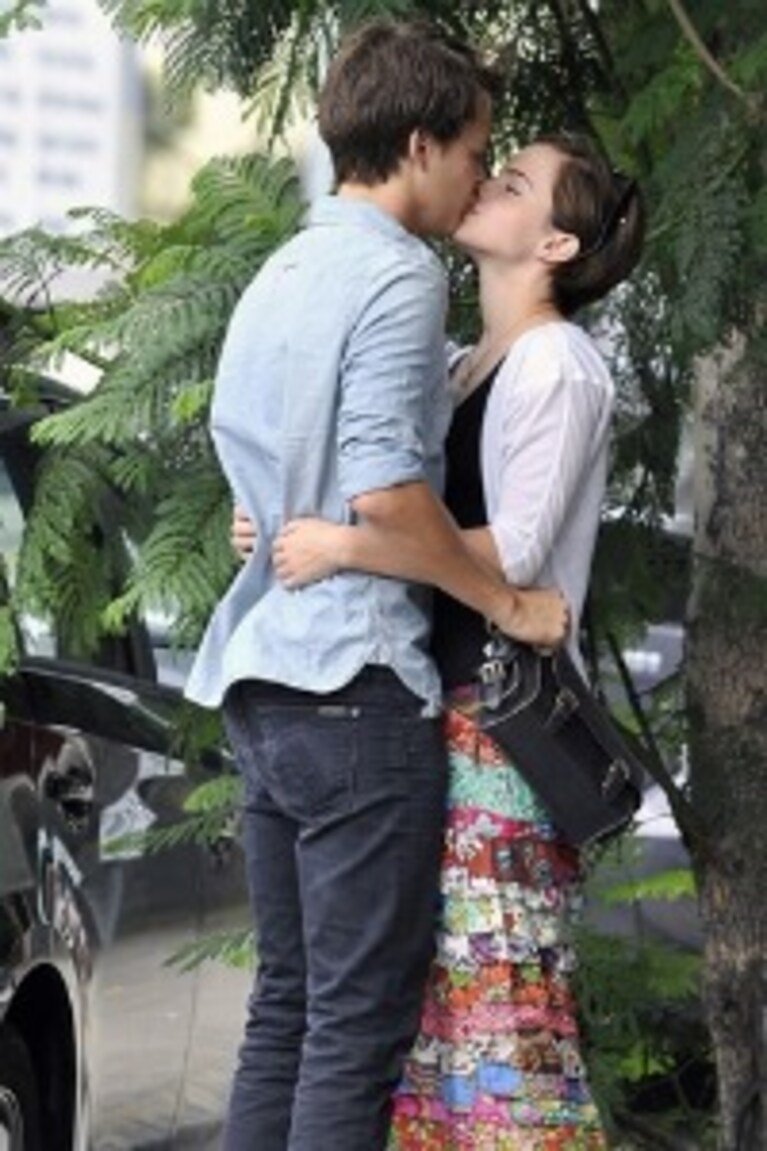 Un bacio tra Emma e la sua nuova fiamma