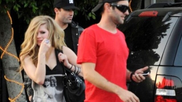 Attaccata fisicamente da un gruppo di balordi, la cantante Avril Lavigne si è trovata suo malgrado al centro di una rissa violenta