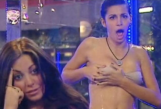 Martina Pascutti, neo concorrente del Grande Fratello 12, si è immediatamente portata avanti e, seguendo l’esempio di quante l’hanno preceduta, si è concessa una sexy doccia