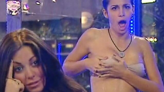 Martina Pascutti, neo concorrente del Grande Fratello 12, si è immediatamente portata avanti e, seguendo l’esempio di quante l’hanno preceduta, si è concessa una sexy doccia