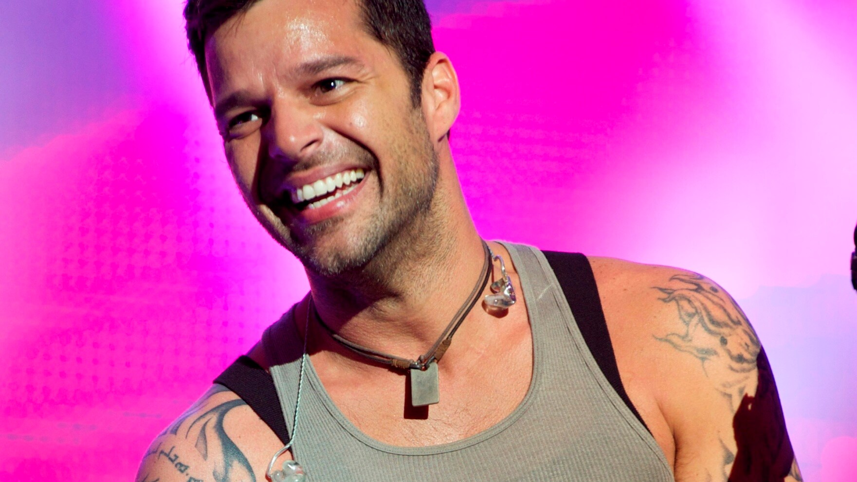 Il cantante Ricky Martin ha ricevuto la cittadinanza spagnola che, presto, gli consentirà di sposare il fidanzato Carlos Gonzales