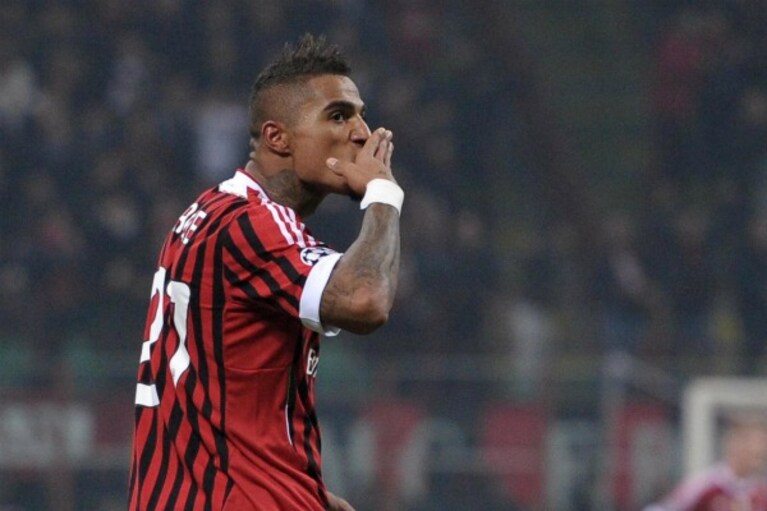 il calciatore del milan sembra mandare un bacio a melissa sugli spalti