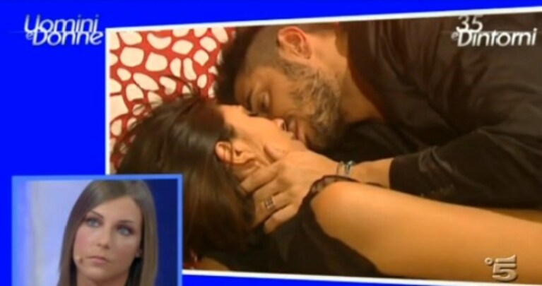 cristian galella bacia la corteggiatrice francesca