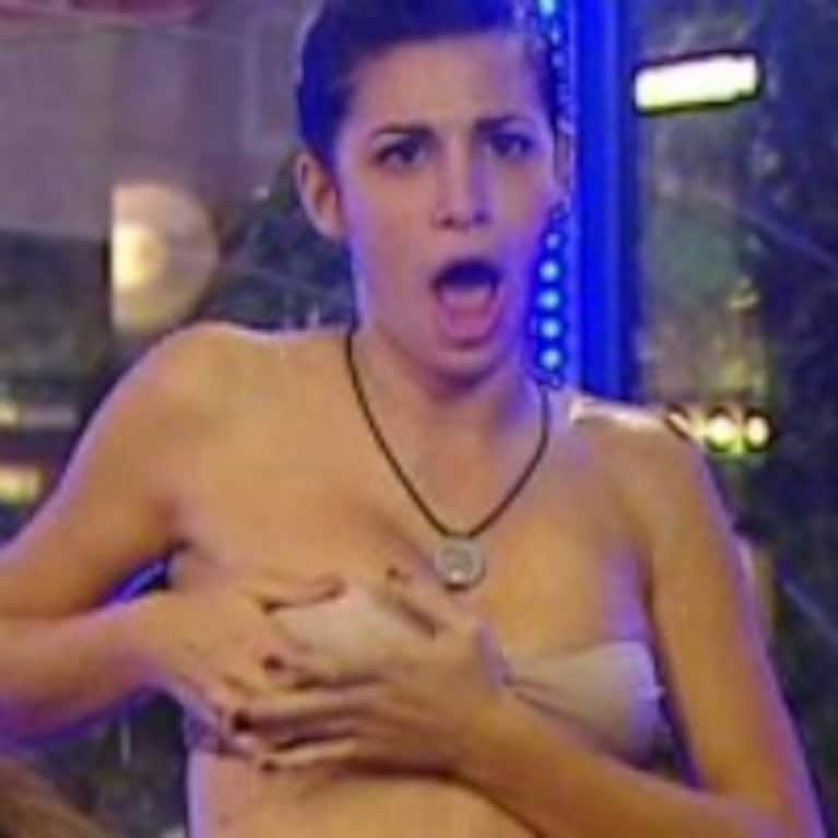 martina si esibisce in una doccia scottante