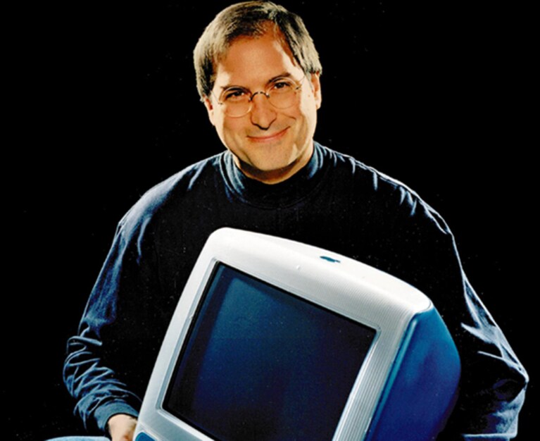 una foto di steve jobs con uno dei primissimi macintosh