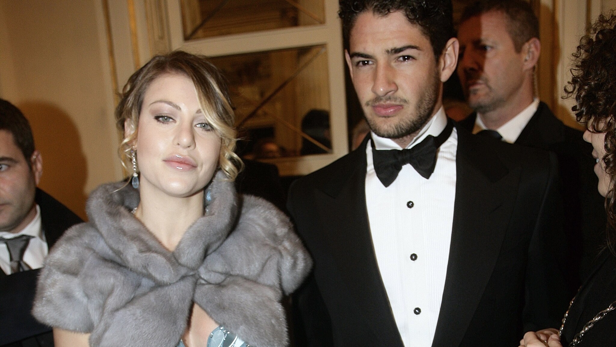 Pur festeggiando il primo anno d’amore con Alexandre Pato, la bella Barbara Berlusconi tiene a puntualizzare che, nonostante i gossip circolati, non è incinta