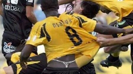 Il calciatore canadese Tam Nsaliwa, difensore dell’AEK Atene, è stato fotografato in perizoma durante la concitazione di un’azione sul campo