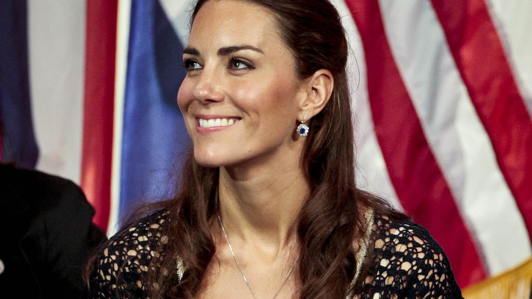 La Duchessa di Cambridge Kate Middleton, neo sposa del Principe William d’Inghilterra, dovrà adattarsi alla rigida etichetta di corte in vista del Natale 2011