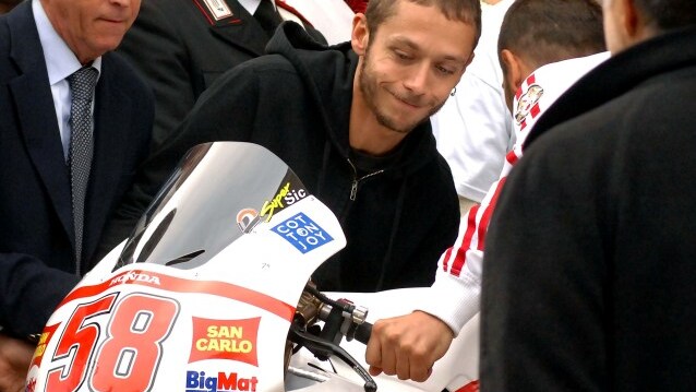 Il campione di motociclismo Valentino Rossi ha deciso di assumere nella sua scuderia la bella Kate Fretti