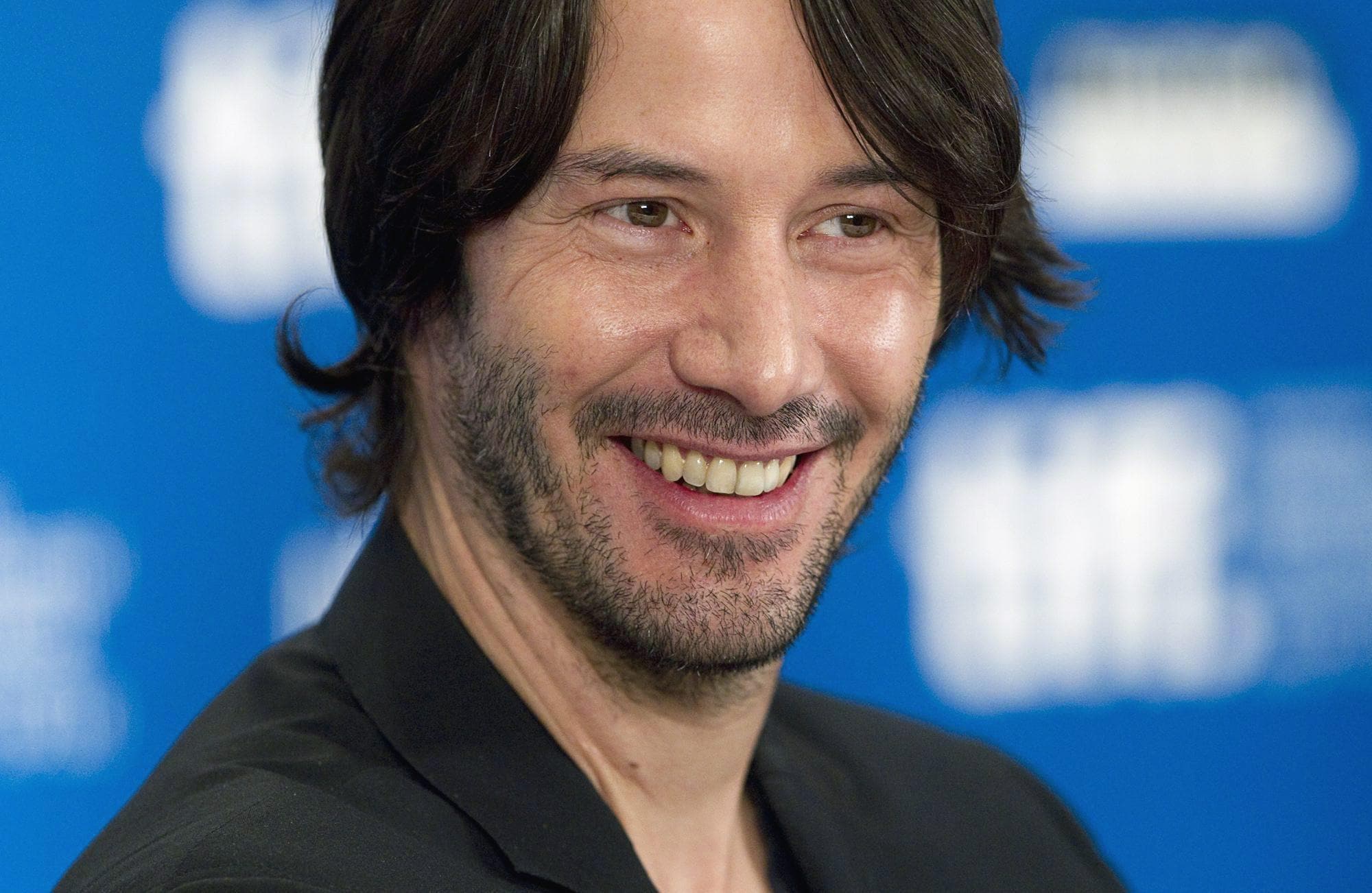 L’attore Keanu Reeves è stato protagonista di un atto di cavalleria che sta facendo il giro della rete grazie a un video che lo mostra cedere il suo posto in metropolitana