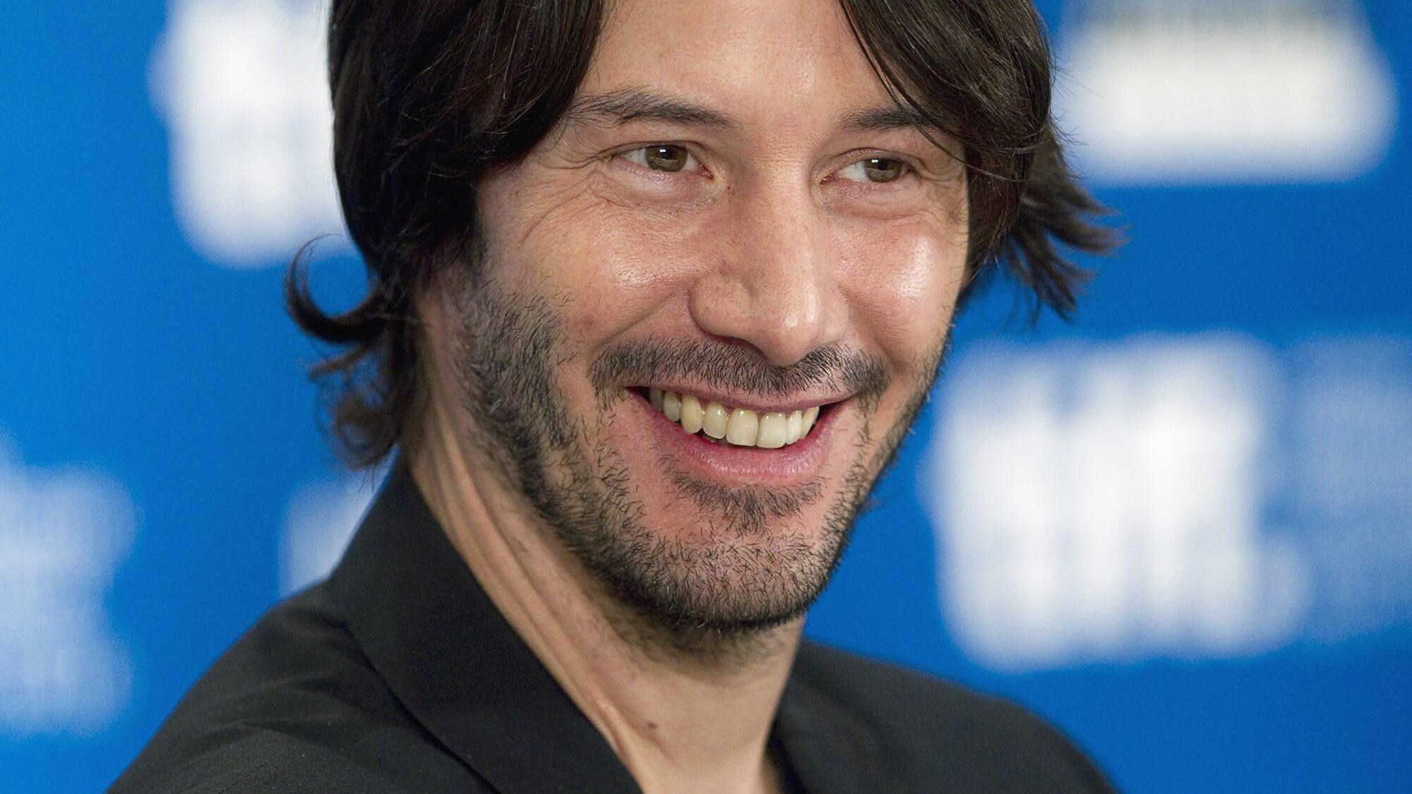 L’attore Keanu Reeves è stato protagonista di un atto di cavalleria che sta facendo il giro della rete grazie a un video che lo mostra cedere il suo posto in metropolitana