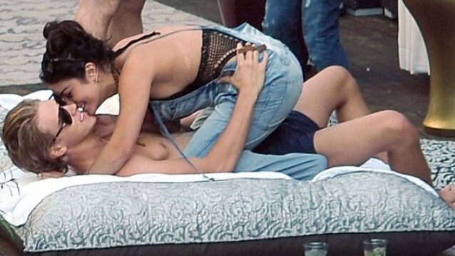 Zac Efron si sarà ormai rassegnato di fronte alla bruciante passione scoppiata tra la sua ex fidanzata Vanessa Hudgens e il suo nuovo amore Austin Butler