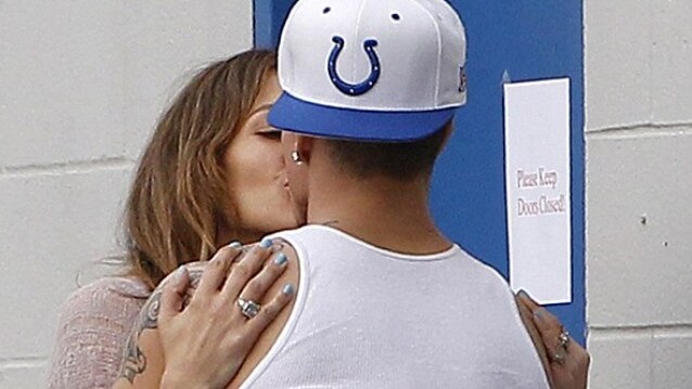 A circa un mese dall’inizio della loro relazione, Casper Smart comincia a raccontare alcuni dei dettagli più bollenti della storia con la diva Jennifer Lopez