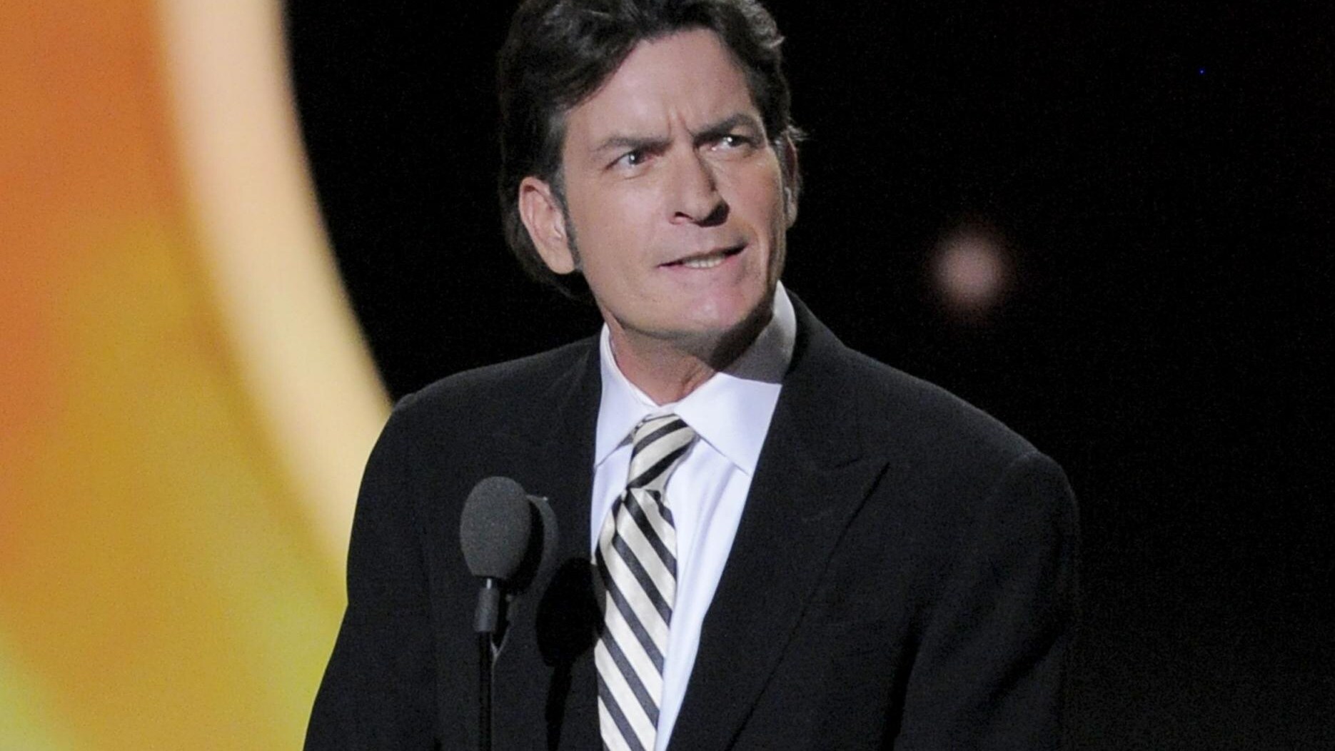 Il numero di telefono di Charlie Sheen è appena diventato di dominio pubblico. A provocare la disavventura è stato lo stesso attore