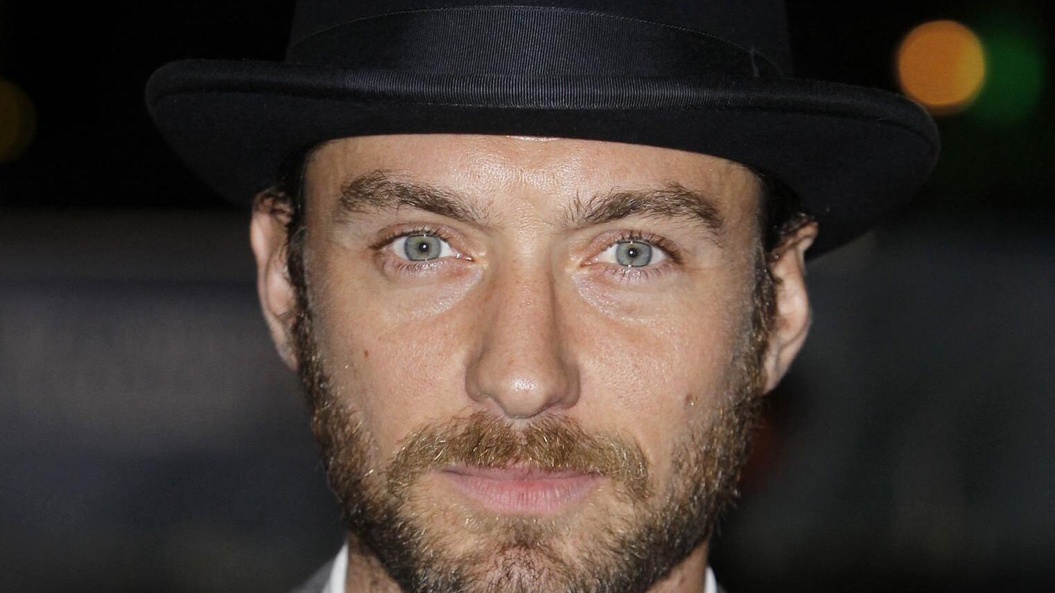 L’attore Jude Law sta attraversando un momento piuttosto complicato a causa della calvizie che lo costringe a mostrarsi di fronte ai fotografi col capo sempre coperto da un berretto