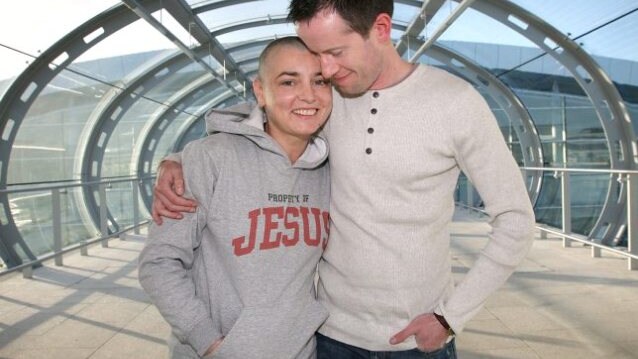 A nemmeno una settimana dall’annuncio del divorzio, la cantante irlandese Sinead O’ Connor ha deciso di fare marcia indietro e di tornare dal suo ex marito Barry Herridge