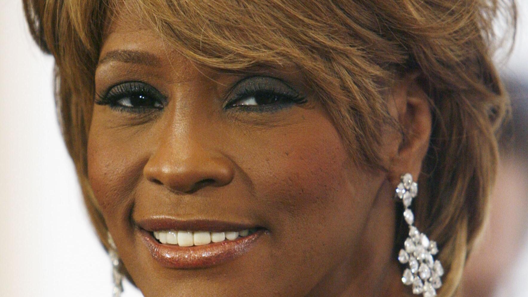 Il cattivo gossip prende come obiettivo la cantante Whitney Houston che avrebbe dilapidato una fortuna pari a circa 100 milioni di dollari