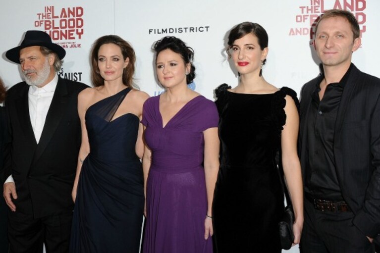 angelina jolie e il cast del film Nella terra del sangue e del miele