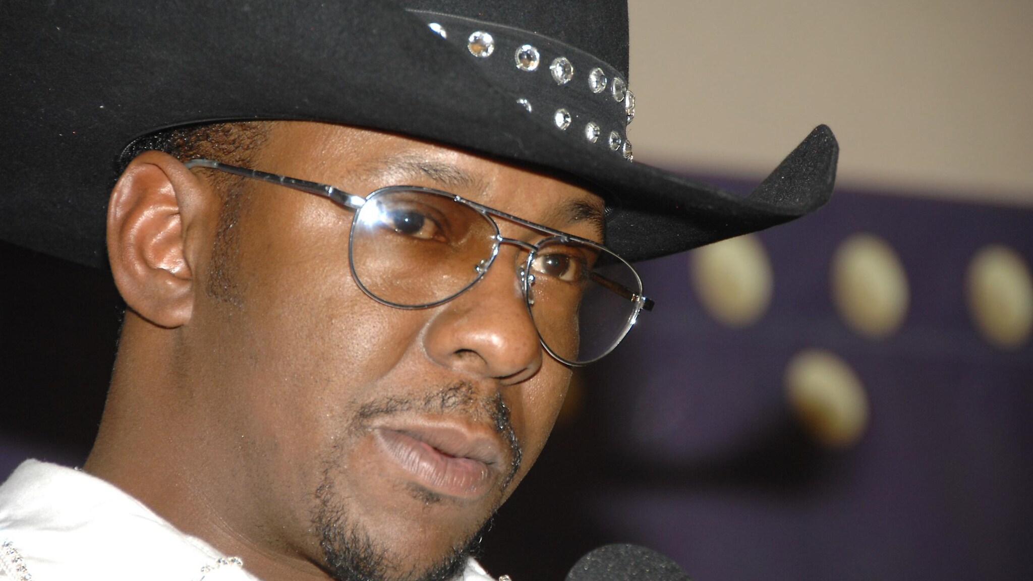 Parteciperà o no Bobby Brown ai funerali di Whitney Houston? L’ex marito della cantante prima ammette di essere stato escluso dai familiari della sua ex moglie