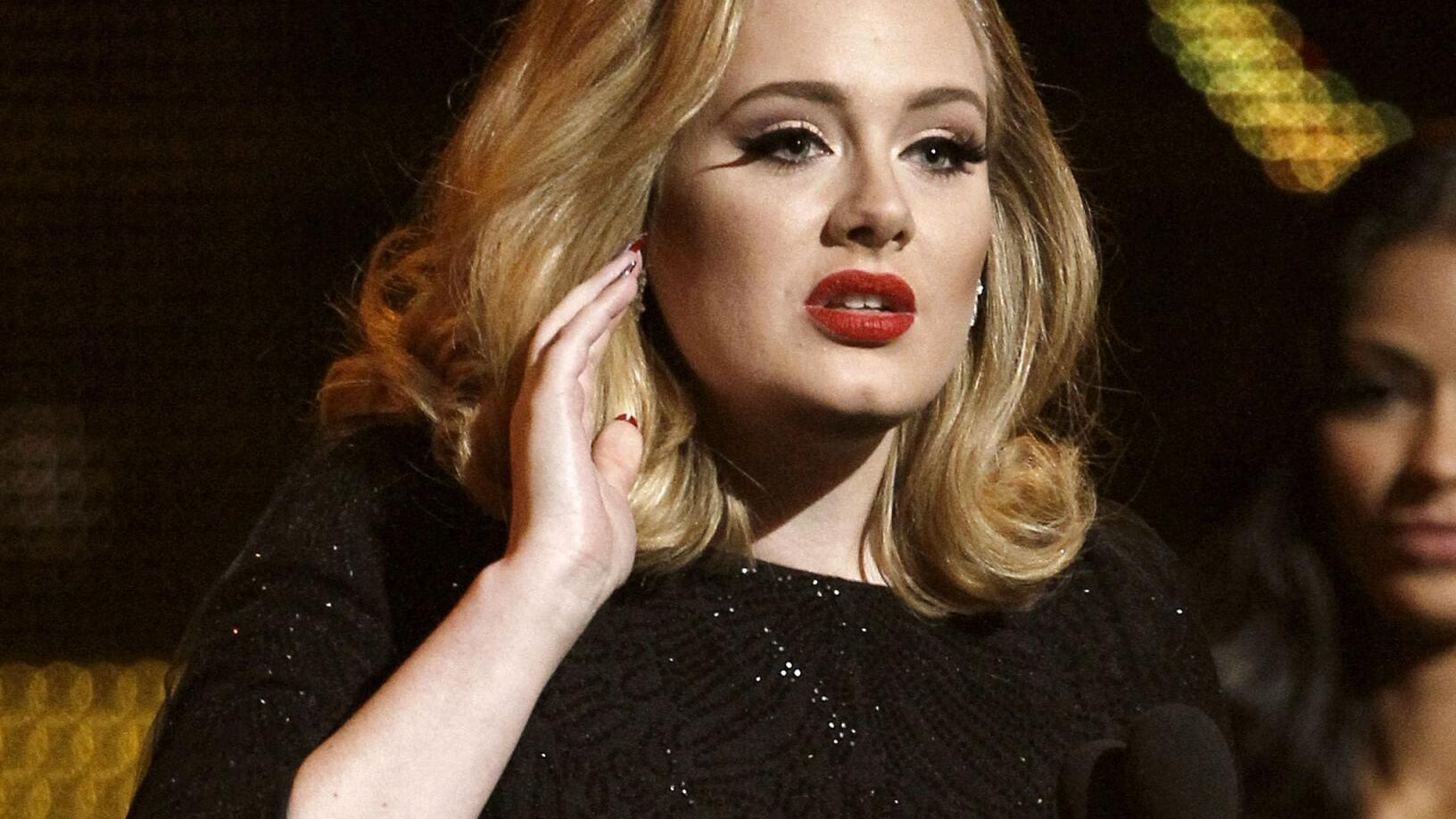La cantante Adele ha deciso di querelare il tabloid francese Public, colpevole di aver pubblicato alcune sue foto tratte da un presunto sex tape
