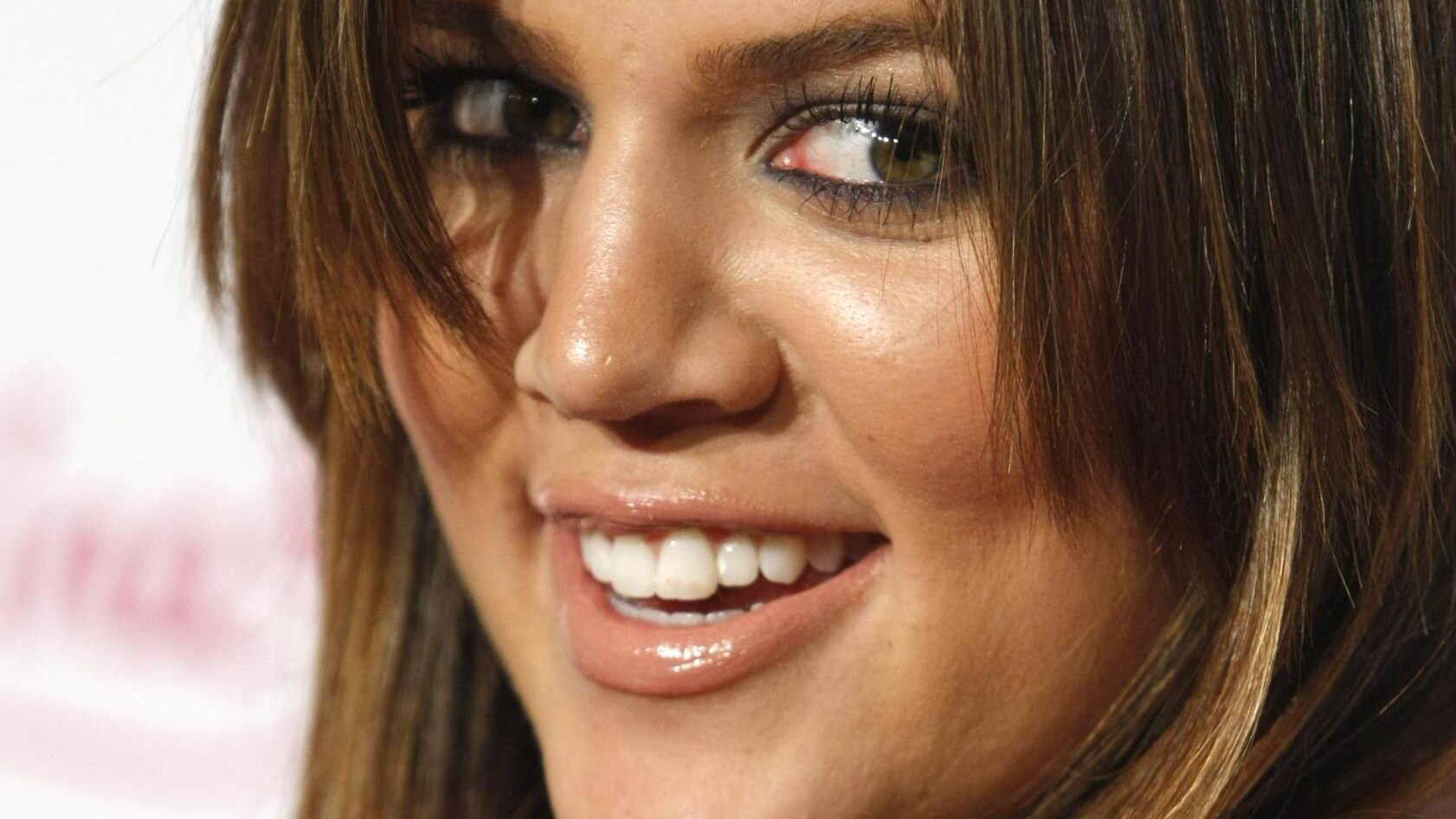 Khloè, la sorellina di Kim Kardashian ha deciso di sconvolgere il popolo del web pubblicando un video che la mostra alle prese con un bollente quanto ironico incontro pre-sessuale